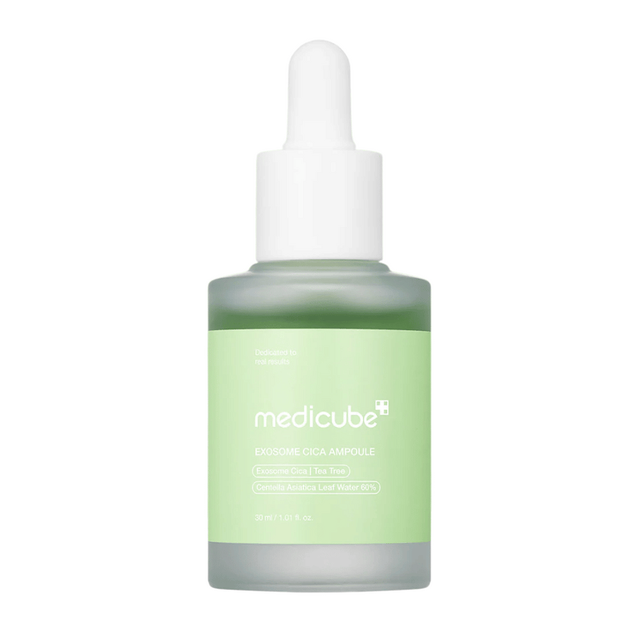 Povečava na Medicube Exosome Cica Ampoule v zamrznjenem steklu z zeleno etiketo in pipeto.