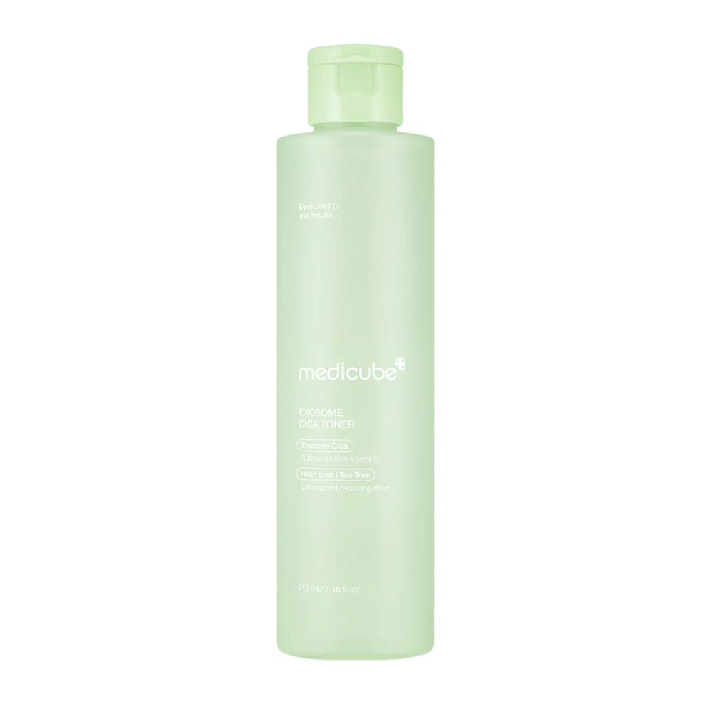 Pogled od blizu na Medicube Exosome Cica Toner v svetlo zeleni steklenici, pomirjujoč in vlažilen toner za občutljivo kožo.