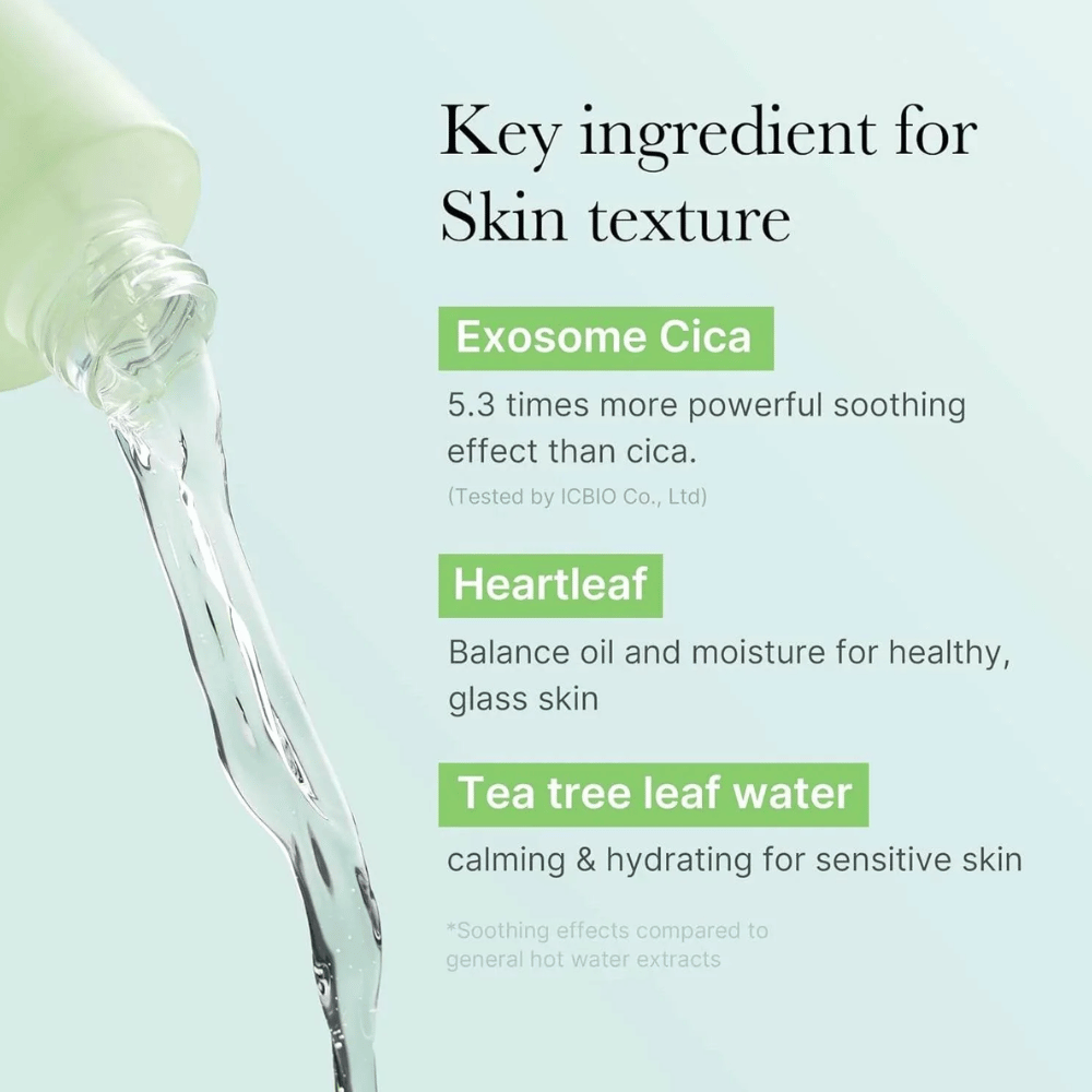 Pogled od blizu na steklenico, ki se drži, označuje sestavine v Medicube Exosome Cica Toner: Exosome Cica, Heartleaf in Tea Tree Leaf Water za ravnovesje kože in pomirjujoč učinek.
