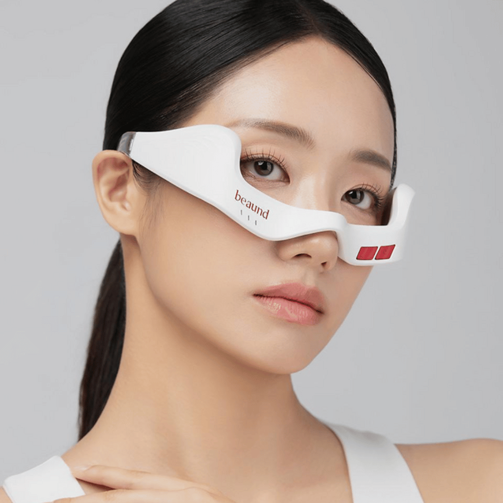 Bližnji posnetek modela, ki nosi Beaund Eye Rejuv, da poudari ergonomsko prileganje in eleganten dizajn okoli predela oči.