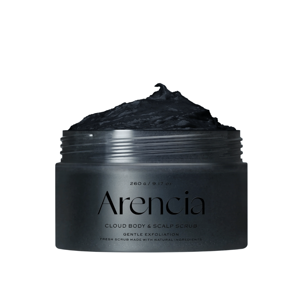 Arencia Cloud Body & Scalp Scrub s črno piling teksturo v odprti posodi, piling za telo in lasišče, ki nežno lušči in čisti.