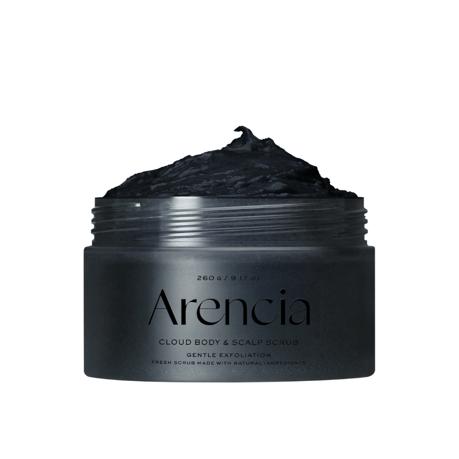 Arencia Cloud Body & Scalp Scrub s črno piling teksturo v odprti posodi, piling za telo in lasišče, ki nežno lušči in čisti.