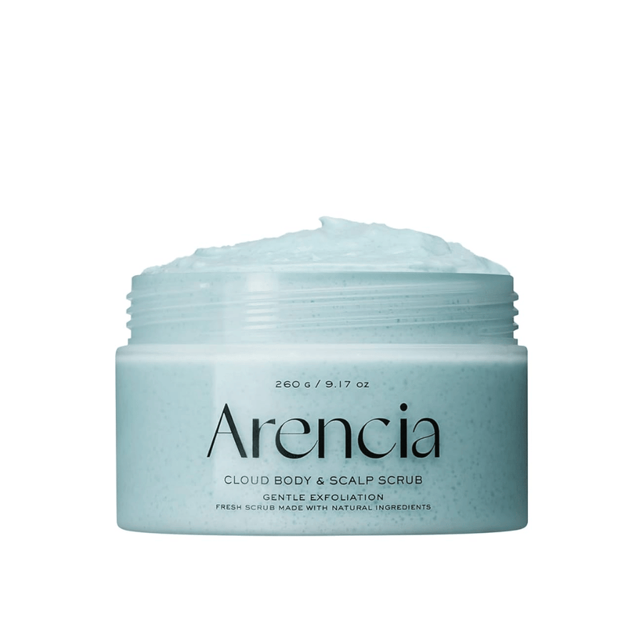 Arencia Fresh Cloud Scrub French Mint & Lily na beli podlagi. Osvežujoč piling za telo in lasišče, ki nežno eksfolira in daje hladen, mehak občutek na koži.