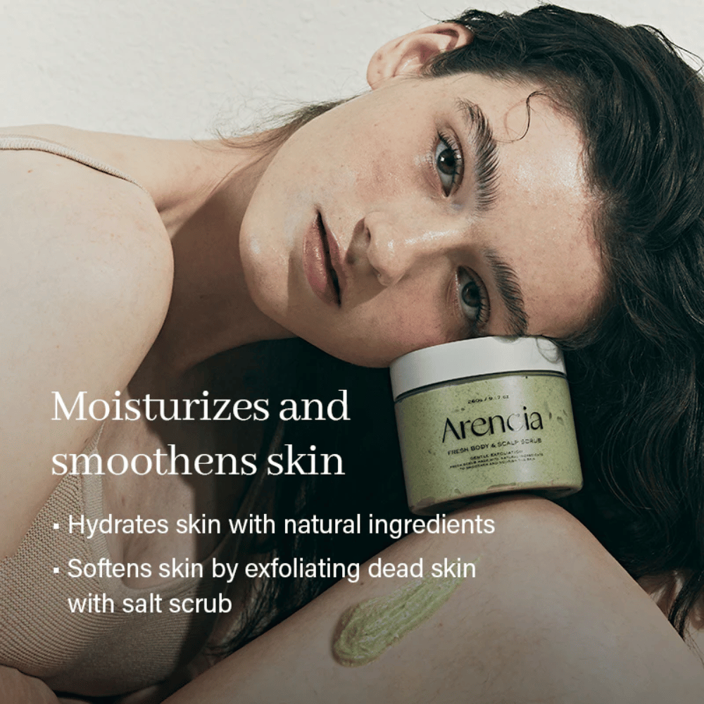 Model počiva z Arencia Fresh Cloud Body & Scalp Scrub. Vlažilni piling za telo, ki mehča kožo in nežno eksfolira za enakomernejši rezultat.