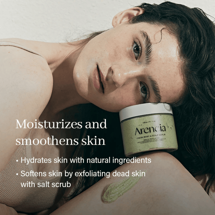 Model počiva z Arencia Fresh Cloud Body & Scalp Scrub. Vlažilni piling za telo, ki mehča kožo in daje enakomernejši rezultat.