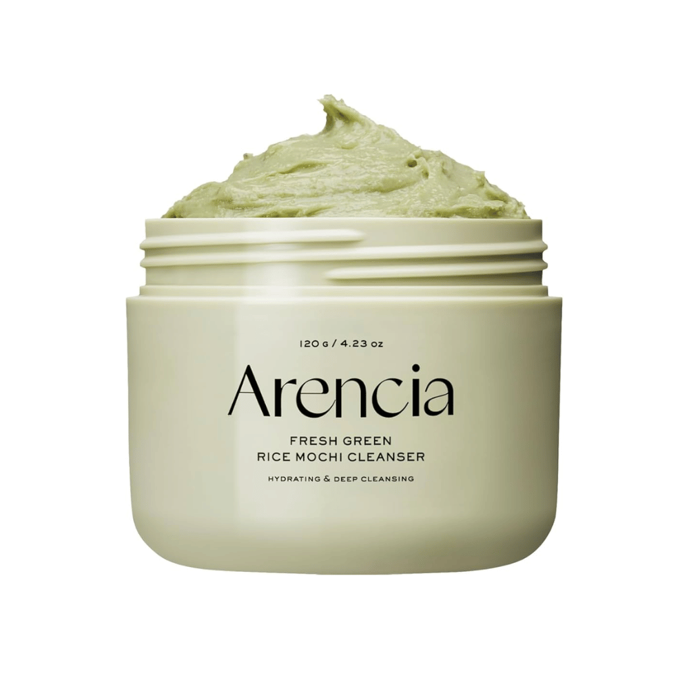 Odprta posoda z Arencia Fresh Green Rice Mochi Cleanser 120g, zeleno kremno čistilo z napisom "Vlažilno & Globinsko Čiščenje" na embalaži.