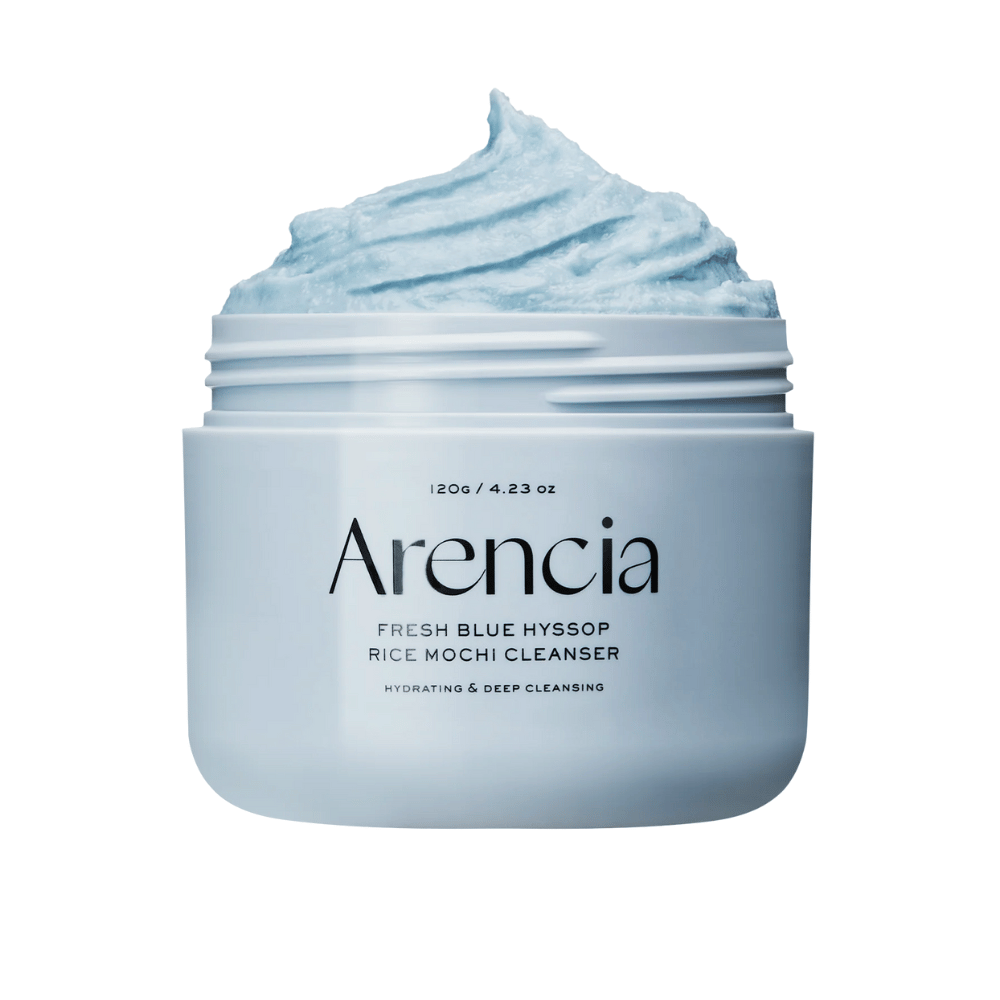 Posnetek od blizu odprtega kozarca Arencia Fresh Blue Hyssop Rice Mochi Cleanser. Modra čistilna krema ima zračno, stepano teksturo in napolni vrh kozarca.