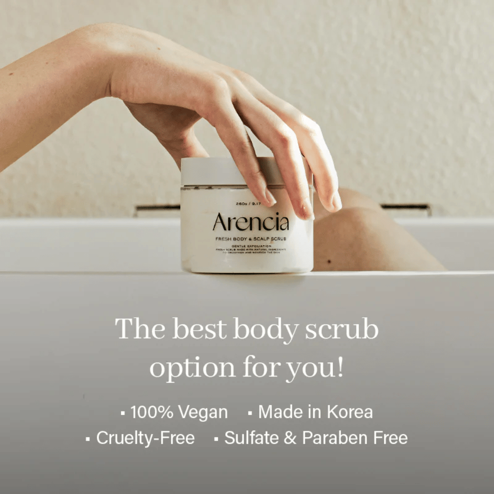 Arencia Fresh Cloud Body & Scalp Scrub postavljen ob kopalni kadi. Veganski piling za telo, ki nežno eksfolira, vlaži kožo in pušča mehak in svež občutek.