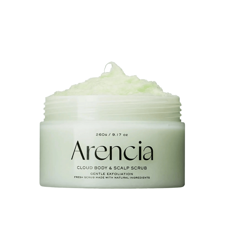 Arencia Fresh Cloud Body & Scalp Scrub v odprti posodi na beli podlagi. Kremni piling za telo, ki nežno eksfolira, vlaži kožo in daje mehak, svež občutek.