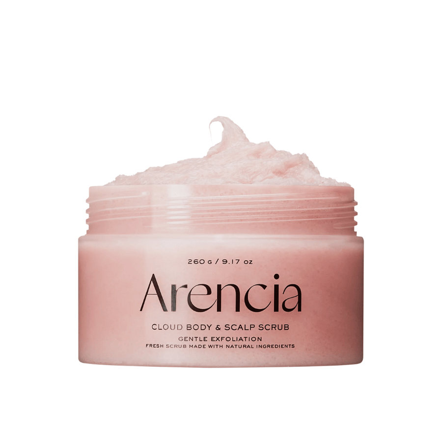 Arencia Fresh Cloud Scrub Lavender & Pear v odprti posodi na beli podlagi. Kremni telesni piling in piling za lasišče, ki nežno eksfolira in pušča kožo mehko in vlažno.