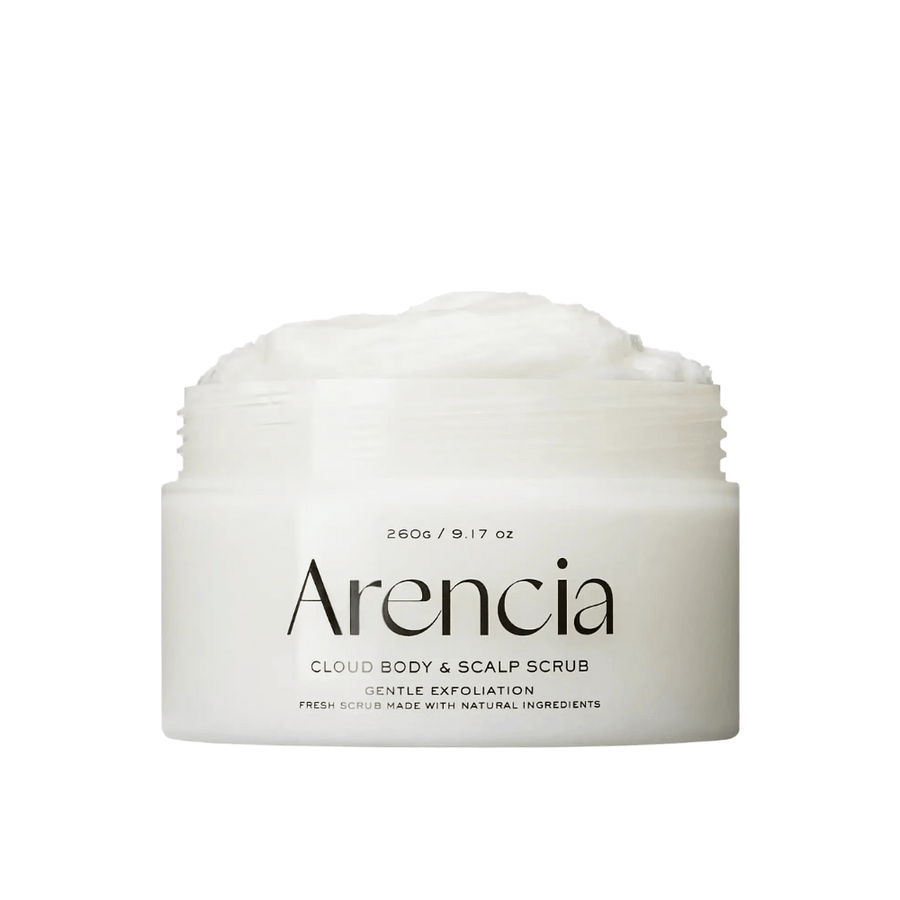Arencia Fresh Cloud Scrub White Tea & Neroli v odprti posodi na beli podlagi. Kremni piling za telo in lasišče, ki nežno eksfolira in daje mehko, navlaženo kožo.
