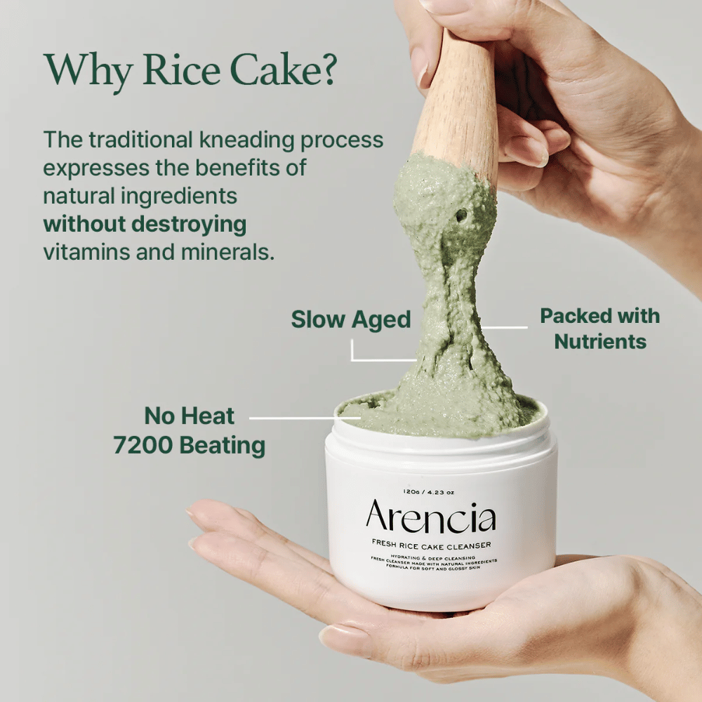 Arencia Fresh Rice Cake Cleanser v posodi se dviga s spatulo, prikazuje zeleno, lepljivo teksturo. Besedilo na sliki pojasnjuje prednosti kot so "Počasno Starano", "Polno Hranil" in "Brez Toplote 7200 Udarcev".