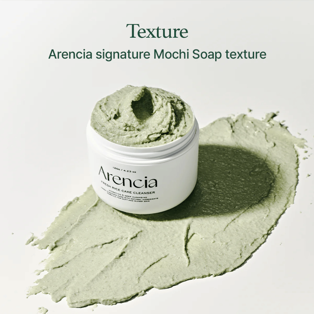 Arencia Fresh Rice Cake Cleanser v odprti posodi s kremasto zeleno teksturo, podobno mochiju, razporejeno okoli posode na beli podlagi.