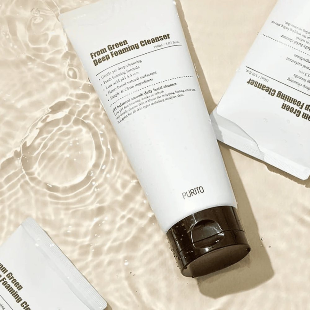 Purito From Green Deep Foaming Cleanser je nežen, a učinkovit čistilec s pH vrednostjo 5,5, ki globinsko čisti brez draženja kože. Lahko se peni in pusti kožo čisto, navlaženo in mehko, kar ga naredi popolnega za vsakodnevno uporabo.