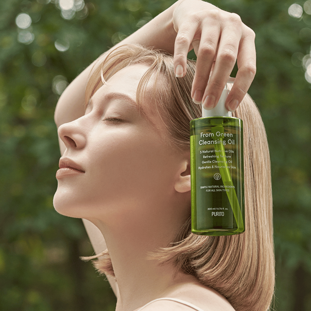 Purito From Green Cleansing Oil je popolno za dnevno uporabo in primerno za vse tipe kože, tudi občutljivo kožo. S petimi naravnimi hranljivimi olji kožo temeljito očisti, ne da bi pustilo masten občutek, hkrati pa vlaži in neguje.