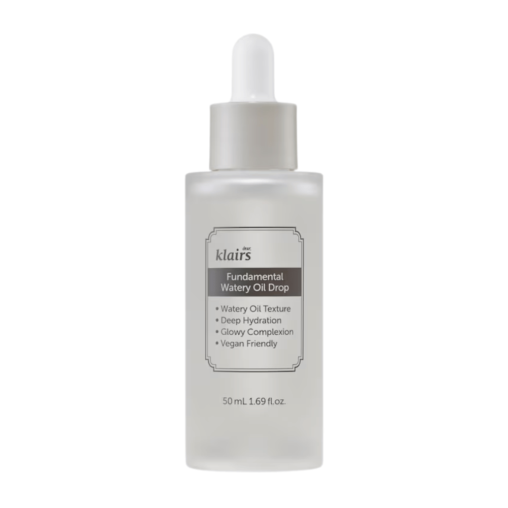 Prozorna steklenička s pipeto, ki vsebuje Klairs Fundamental Watery Oil Drop, 50 ml. Etiketa opisuje lastnosti izdelka kot globinsko vlaženje, sijoč učinek in vegansko formulacijo.