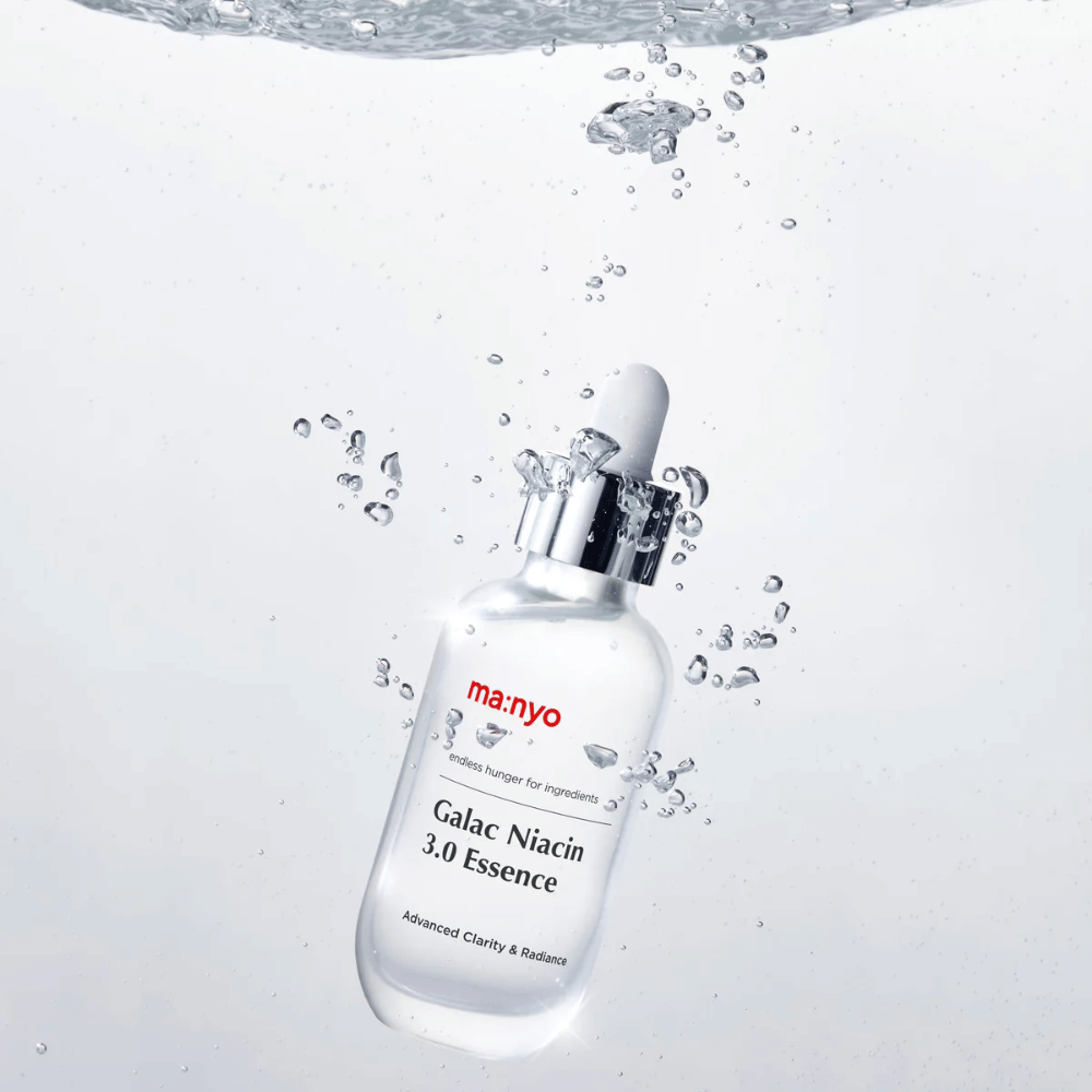 Ma:nyo Galac Niacin 3.0 Essence pod vodo – simbol za njeno vlažilno in svežo formulo, ki obnavlja ravnovesje in sijaj kože.