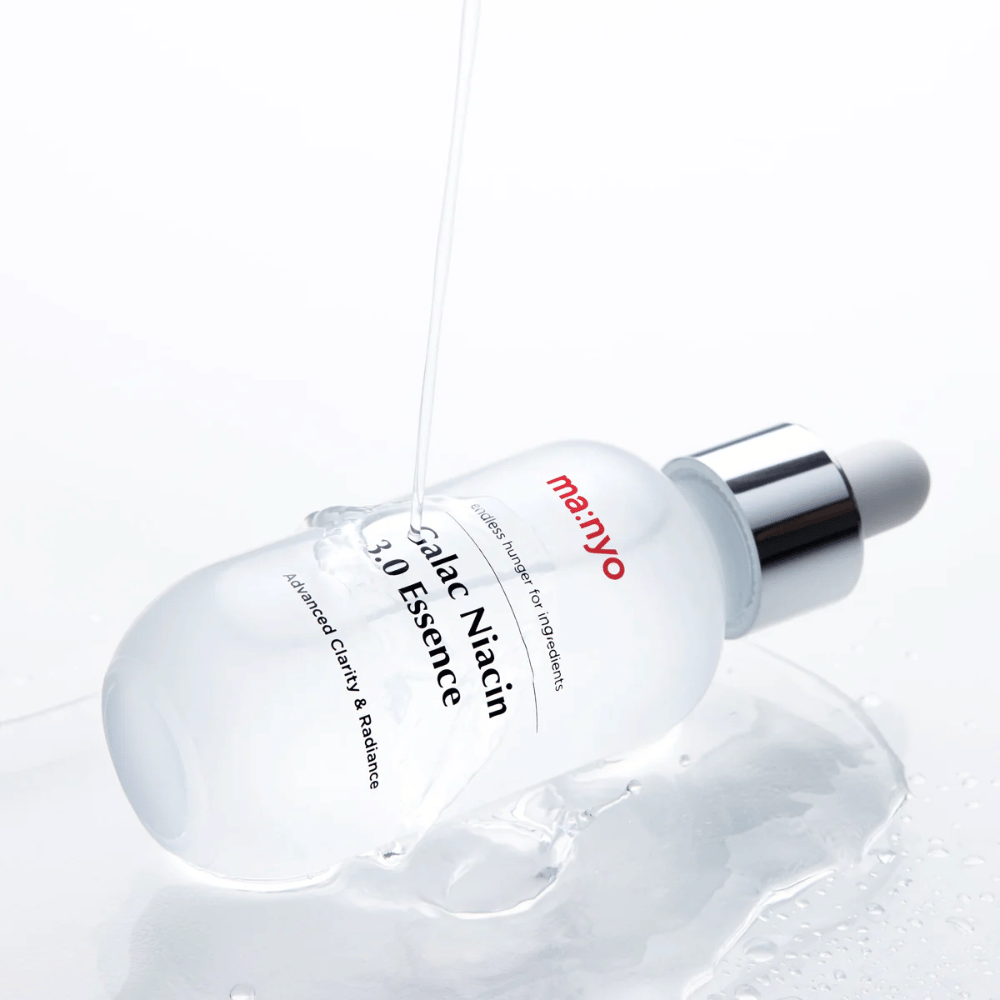 Ma:nyo Galac Niacin 3.0 Essence – vlažilna in sijajna esenca z galactomyces in niacinamidom, ki izboljšuje jasnost in strukturo kože.