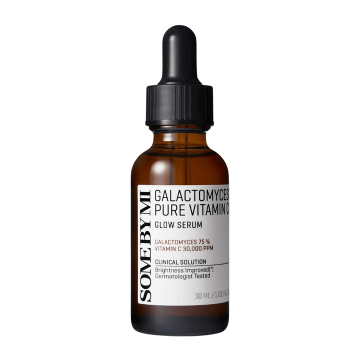 Some By Mi Galactomyces Pure Vitamin C Glow Serum je visokokoncentriran izdelek za nego kože s 75 % galaktomicetov in 30.000 ppm vitamina C. Ta serum pomaga posvetliti kožo, izboljšati ten kože in zmanjšati vidnost temnih madežev in neenakomernosti.