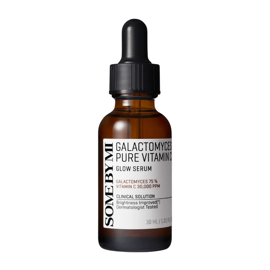 Some By Mi Galactomyces Pure Vitamin C Glow Serum je visokokoncentriran izdelek za nego kože s 75 % galaktomicetov in 30.000 ppm vitamina C. Ta serum pomaga posvetliti kožo, izboljšati ten kože in zmanjšati vidnost temnih madežev in neenakomernosti.