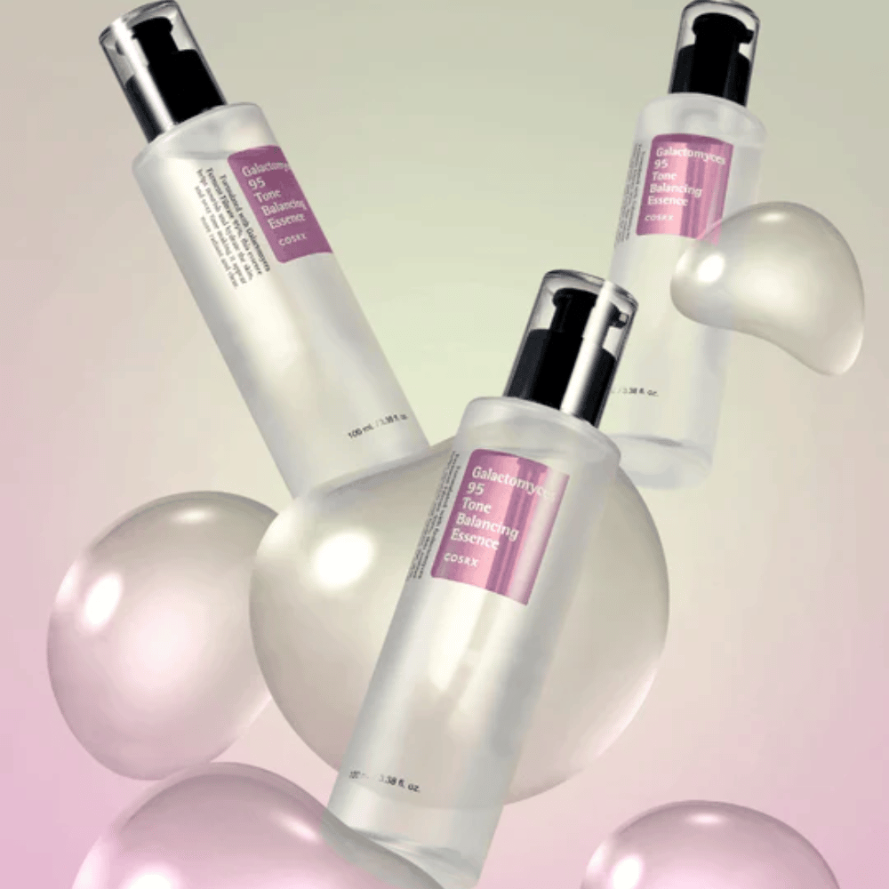 Tri steklenice COSRX Galactomyces 95 Tone Balancing Essence obkrožene s svetlimi mehurčki. Esenca za izboljšanje kože, ki izenačuje ten kože in daje naravni sijaj.