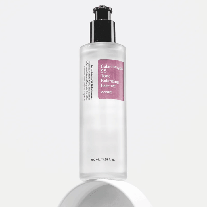 Steklenica COSRX Galactomyces 95 Tone Balancing Essence na beli podlagi. Esenca vlaži in krepi kožno pregrado z 95% fermentiranim filtratom.