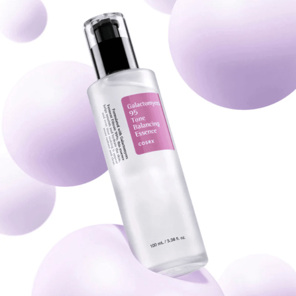 COSRX Galactomyces 95 Tone Balancing Essence v prozorni steklenici z vijolično etiketo. Esenca daje sijaj, uravnoveša ten kože in izboljšuje strukturo kože.