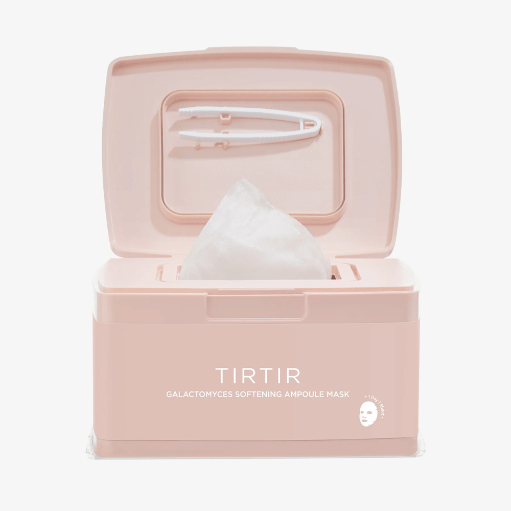 Roza embalaža z odprtim pokrovom, ki razkriva dvignjeno masko in priloženo pinceto, pritrjeno na notranji strani pokrova, označeno z napisom "TIRTIR GALACTOMYCES SOFTENING AMPOULE MASK".