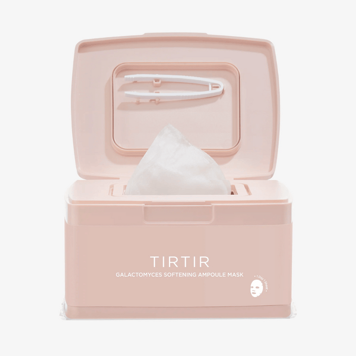 Roza embalaža z odprtim pokrovom, ki razkriva dvignjeno masko in priloženo pinceto, pritrjeno na notranji strani pokrova, označeno z napisom "TIRTIR GALACTOMYCES SOFTENING AMPOULE MASK".