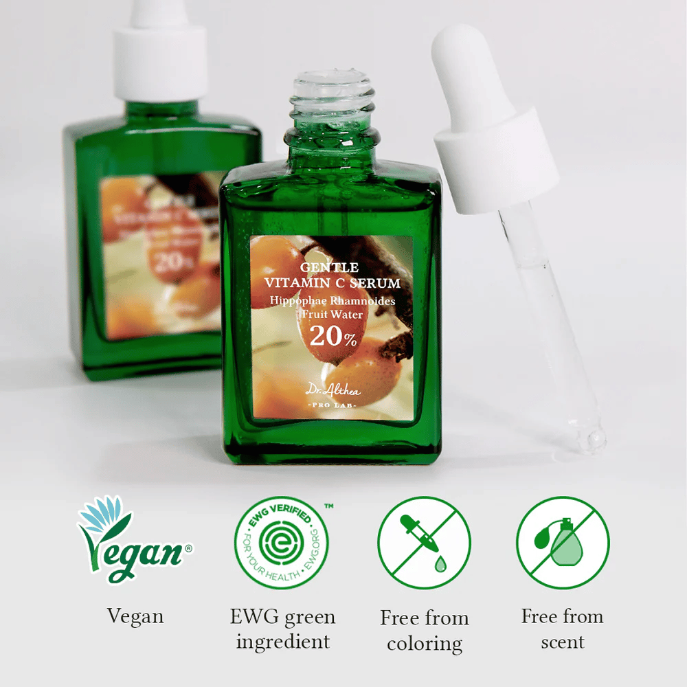 Dr.Althea Gentle Vitamin C Serum je veganski in EWG-preverjen za varne in okolju prijazne sestavine. Brez barvil in parfumov, kar ga naredi popolnega za občutljivo kožo. Vsebuje 20% rakitovčeve vode za vlaženje, posvetlitev in zaščito kože.