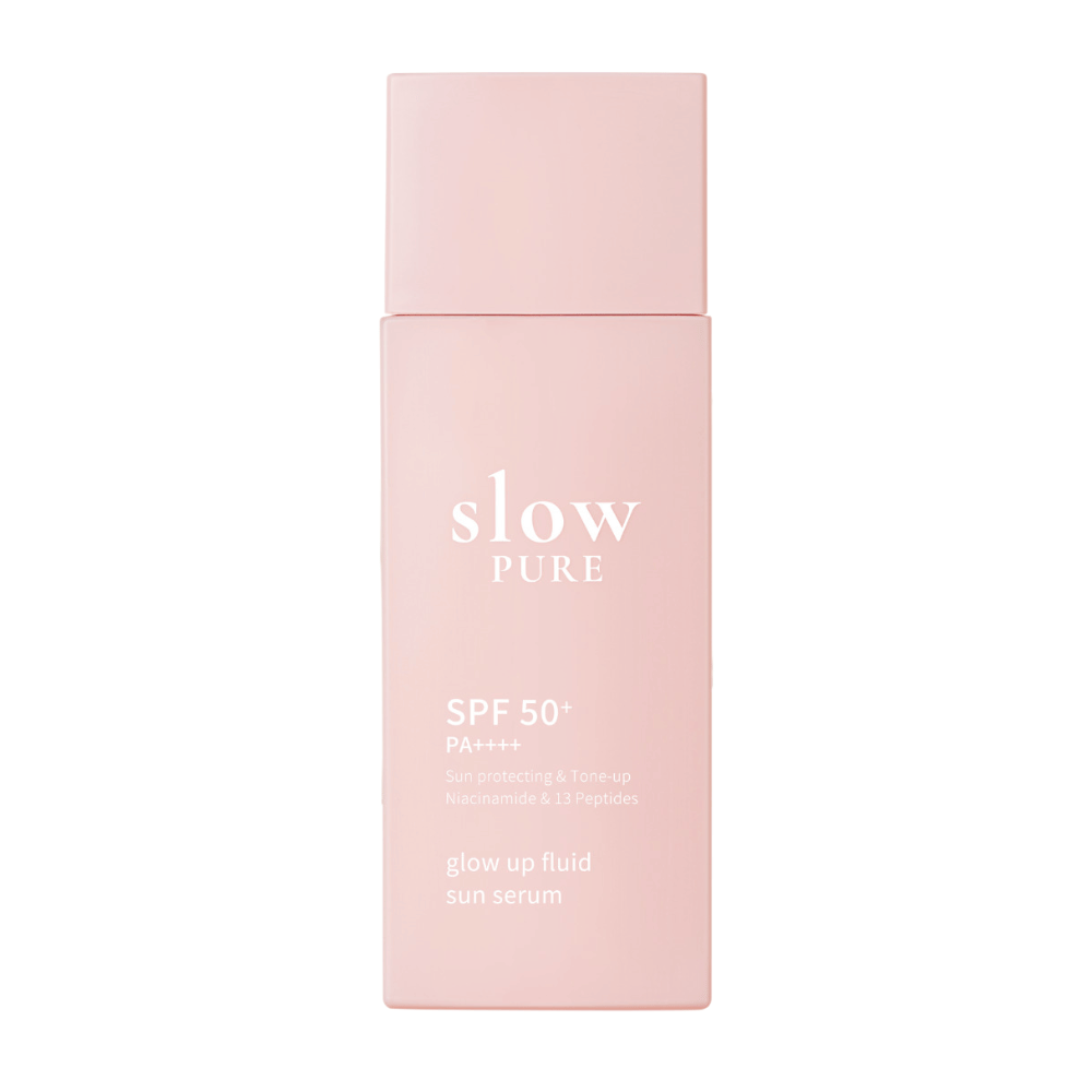 Slow Pure Glow Up Fluid Sun Serum SPF 50+ PA++++ v roza steklenički z zaščitno in sijočo formulo.