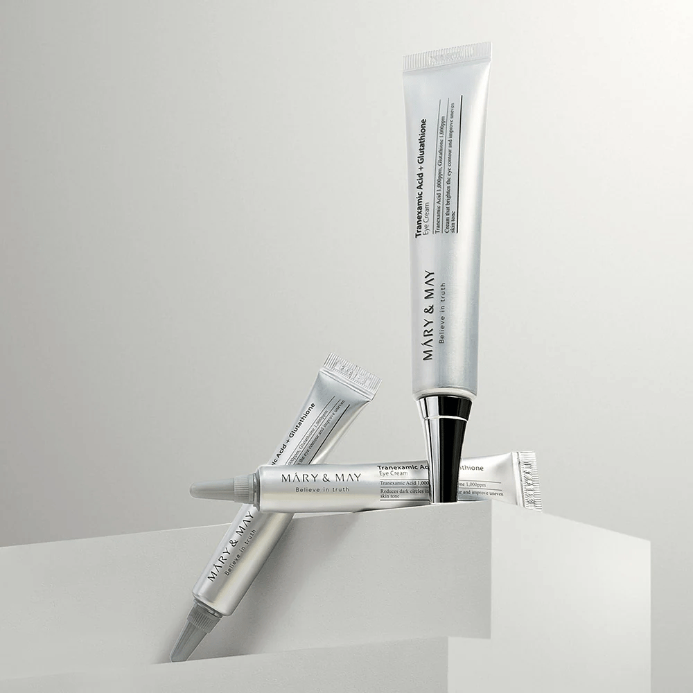 Mary&May Tranexamic Acid + Glutathione Eye Cream postavljen v studiu, korejska krema za oči, ki združuje traneksaminsko kislino in glutation za jasnejši pogled.