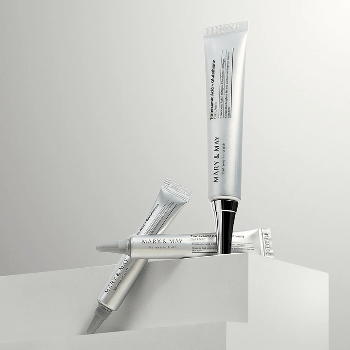 Mary&May Tranexamic Acid + Glutathione Eye Cream postavljen v studiu, korejska krema za oči, ki združuje traneksaminsko kislino in glutation za jasnejši pogled.