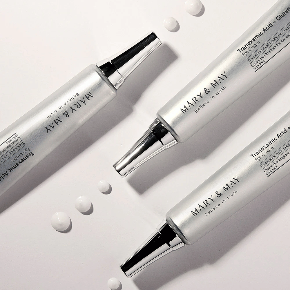 Stilizirana produktna slika Mary&May Tranexamic Acid + Glutathione Eye Cream, ki prikazuje konsistenco kreme in osredotočenost na posvetlitveno nego oči.
