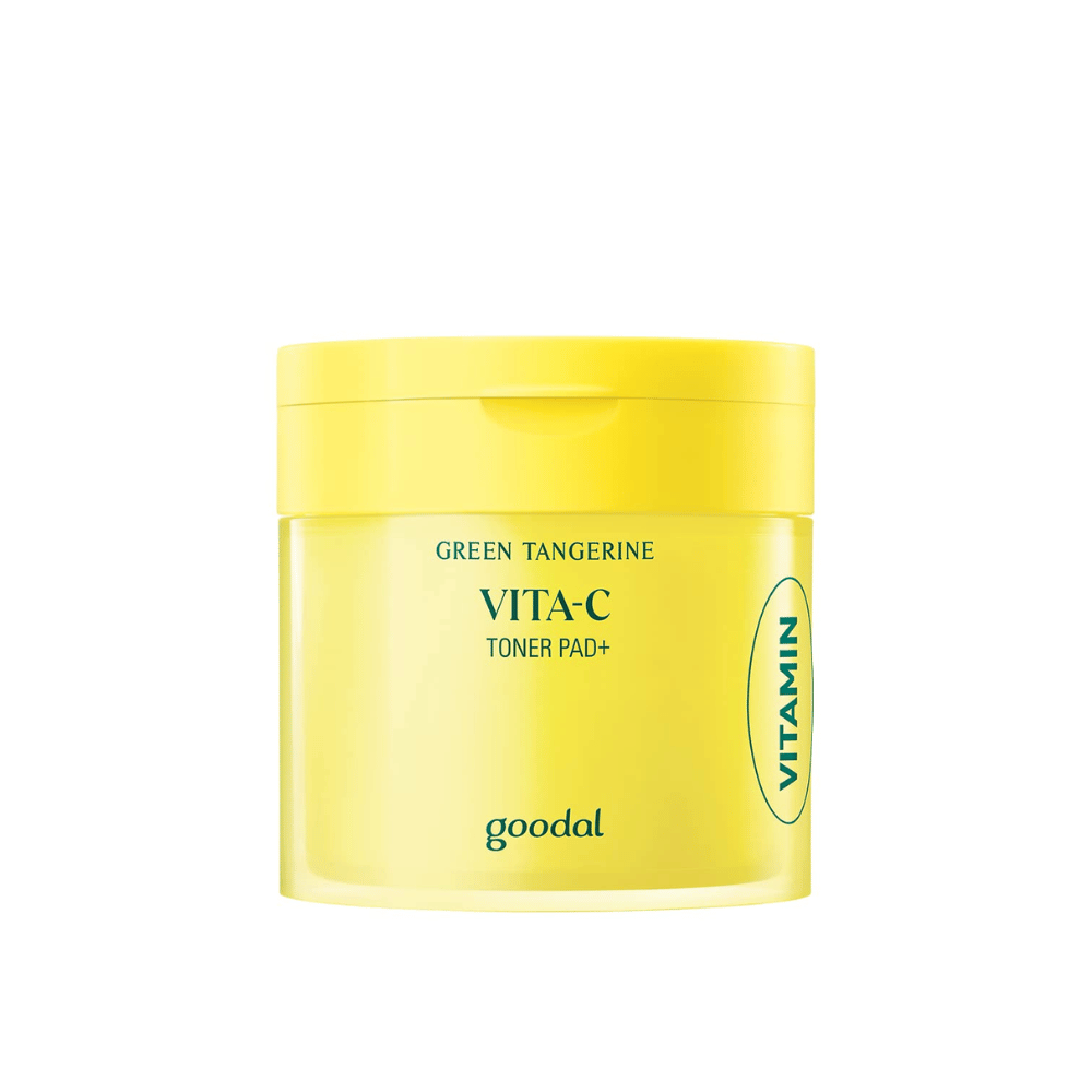 Svetlo rumena posoda z oznako "GREEN TANGERINE VITA-C TONER PAD+" znamke "goodal", s stransko oznako, ki navaja "VITAMIN".
