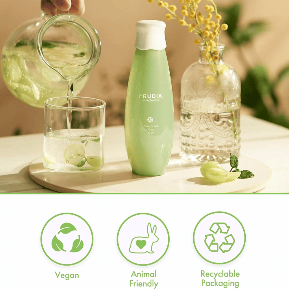 Frudia Green Grape Pore Control Toner v naravnem okolju z zelenim grozdjem in vodo, ki simbolizirata svežo nego por, vlaženje in uravnoteženo kožo z vegansko korejsko nego kože.