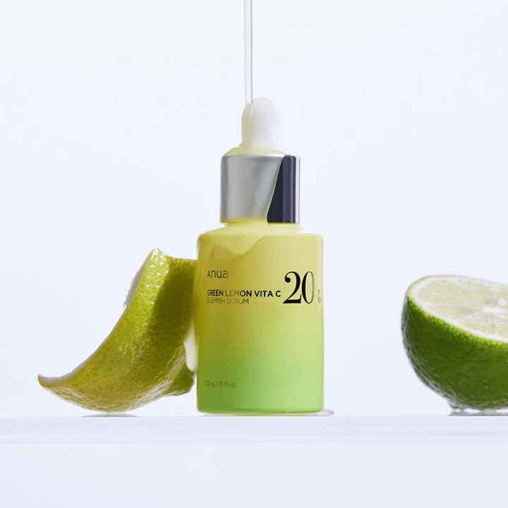 ANUA Green Lemon Vita C Blemish Serum, predstavljen z rezino zelene limone, vsebuje 20g seruma.