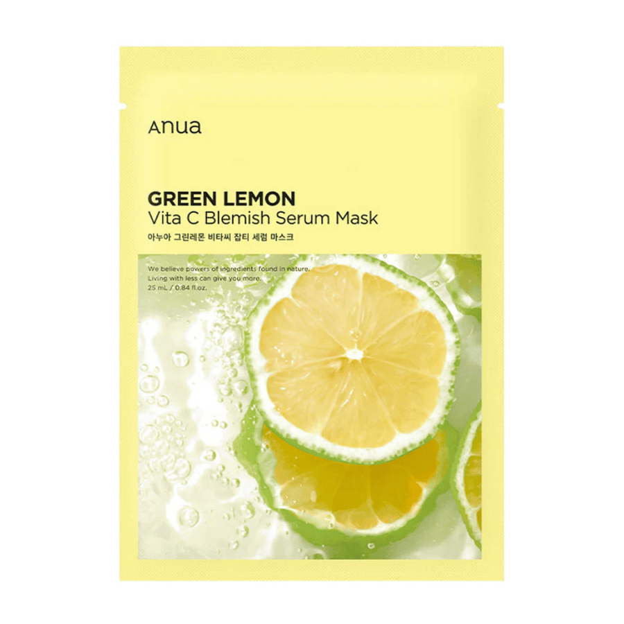 Embalaža Anua Green Lemon Vita C Blemish Serum Mask prikazuje jasno sliko rezine limone z vodnimi kapljicami na svetlo rumenem ozadju. Besedilo opisuje njene naravne sestavine in lastnosti za nego kože.