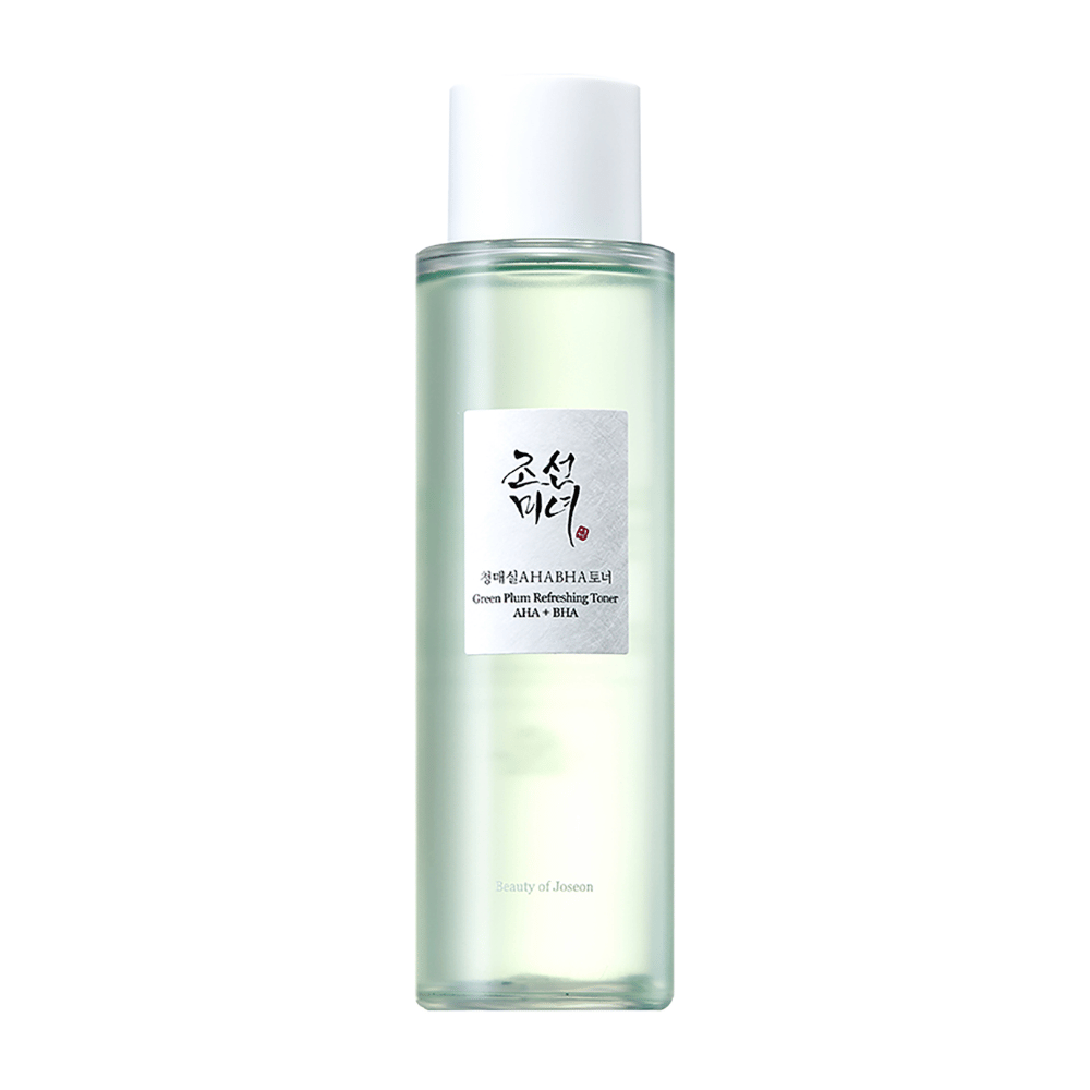 Steklenica z "Green Plum Refreshing Toner" AHA + BHA ima eleganten dizajn z belim zamaškom in prozornim telesom, ki prikazuje zeleno tekočino znotraj. Nalepka ima eleganten črn in rdeč tekst, kar daje svež in moderen občutek.