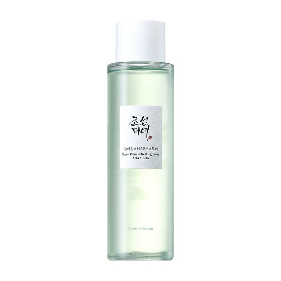 Steklenica z "Green Plum Refreshing Toner" AHA + BHA ima eleganten dizajn z belim zamaškom in prozornim telesom, ki prikazuje zeleno tekočino znotraj. Nalepka ima eleganten črn in rdeč tekst, kar daje svež in moderen občutek.