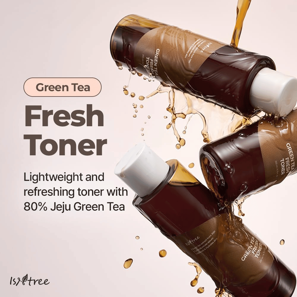 Več stekleničk Isntree Green Tea Fresh Toner je obdanih s pljuski tonik za obraz. Slika poudarja lahko in osvežilno formulo z 80 % zelenega čaja z otoka Jeju za vlaženje in uravnoteženo kožo.