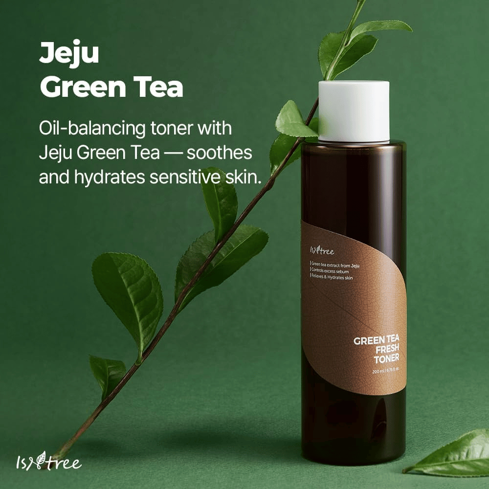 Isntree Green Tea Fresh Toner predstavljen skupaj z listi zelenega čaja z otoka Jeju. Slika poudarja vsebnost zelenega čaja v toniku, ki pomaga vlažiti, pomirjati in uravnotežiti kožo.