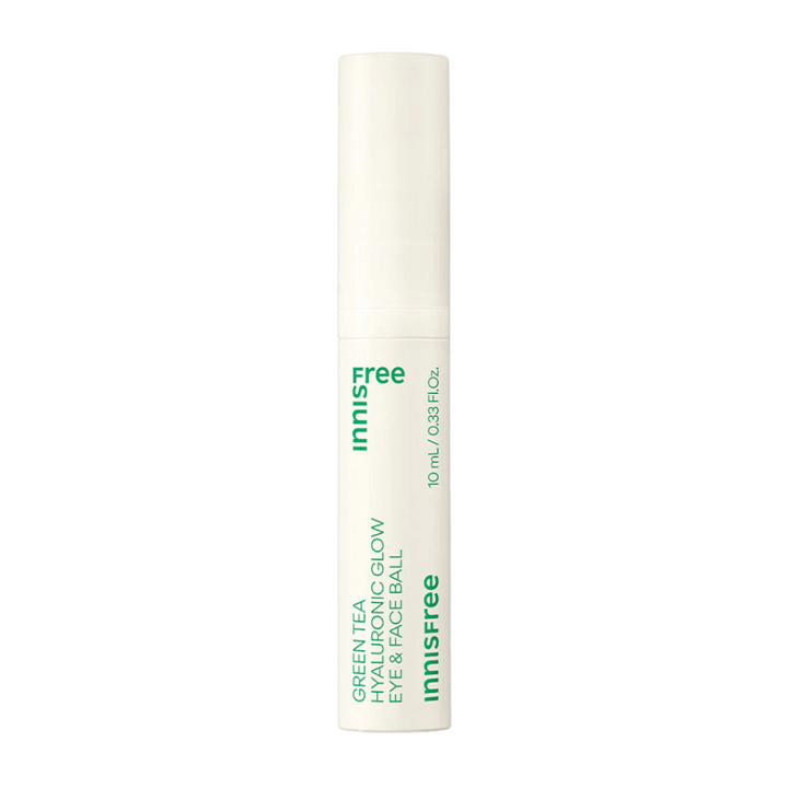 Innisfree Green Tea Hyaluronic Glow Eye & Face Ball je predstavljen v beli steklenički z zelenim besedilom. Izdelek ima okrogli aplikator in vsebuje 10 ml. Dizajn je preprost in eleganten, s poudarkom na izdelku v ospredju.