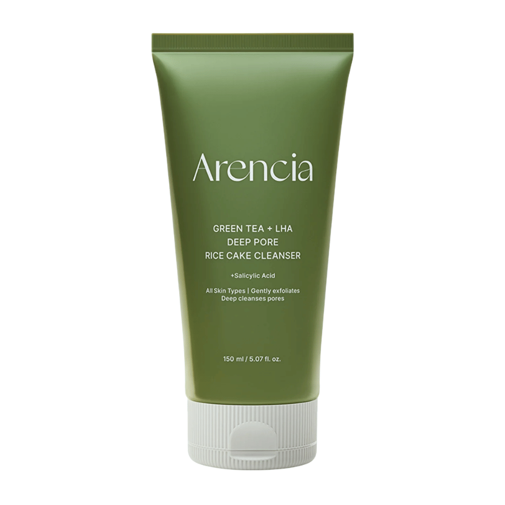 Čista produktna slika Arencia Green Tea + LHA Deep Pore Rice Cake Cleanser v zeleni tubi s poudarkom na minimalistični in sodobni embalaži.
