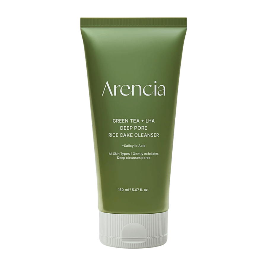 Čista produktna slika Arencia Green Tea + LHA Deep Pore Rice Cake Cleanser v zeleni tubi s poudarkom na minimalistični in sodobni embalaži.