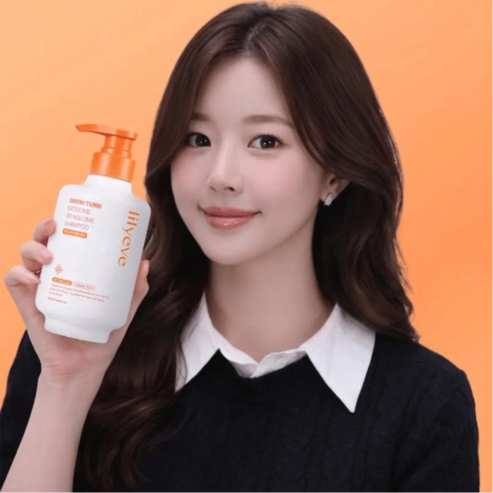 Oseba drži LILYEVE Grow:Turn Exosome 3D Volume Shampoo za nego las in lasišča za večji volumen