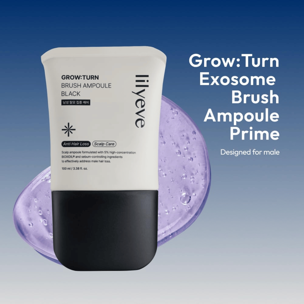 Bližinski posnetek LILYEVE Grow:Turn Exosome Brush Ampoule Prime z dekorativnimi kapljicami seruma in edinstvenim krtačnim aplikatorjem. Slika poudarja enostaven nanos neposredno na lasišče in ciljno nego lasnih korenin.