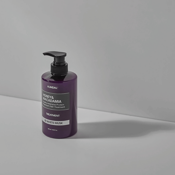 KUNDAL Honey & Macadamia Hydro-Intensive Protein Premium Hair Treatment White Musk v vijolični steklenički s črpalko, 500 ml.