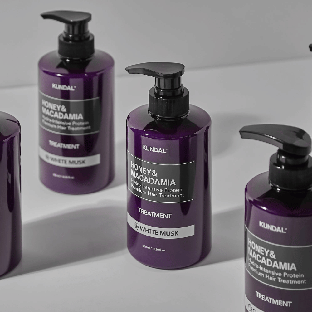 KUNDAL Honey & Macadamia Hydro-Intensive Protein Premium Hair Treatment White Musk, 500 ml, v vijolični steklenički s črpalko.