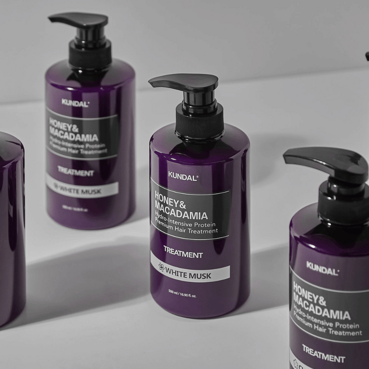 KUNDAL Honey & Macadamia Hydro-Intensive Protein Premium Hair Treatment White Musk, 500 ml, v vijolični steklenički s črpalko.